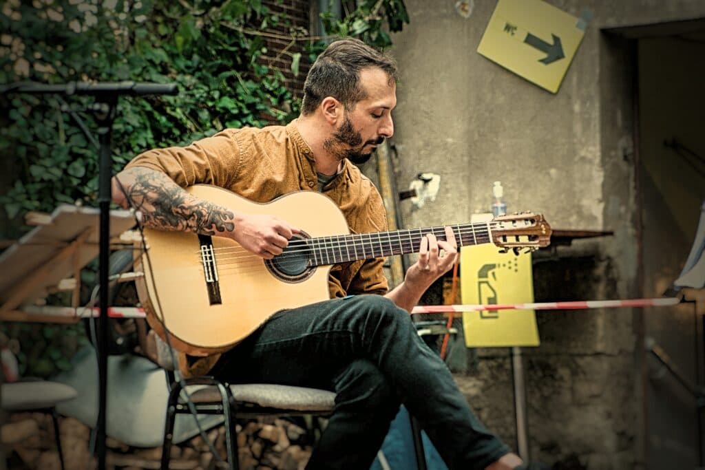 Daiki greeting you to his guitar page